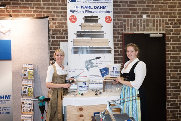Karl Dahm beim 10. Fliesen & Platten Forum 2019 in Köln. Die beiden Prokuristinnen Carolin Heuckmann-Wiesinger (links) und Felizitas Heuckmann stellen neue Fliesenlegerwerkzeuge vor