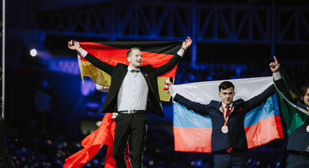 Fliesenleger Janis Gentner ist Weltmeister im Fliesen legen - WorldSkills 2019