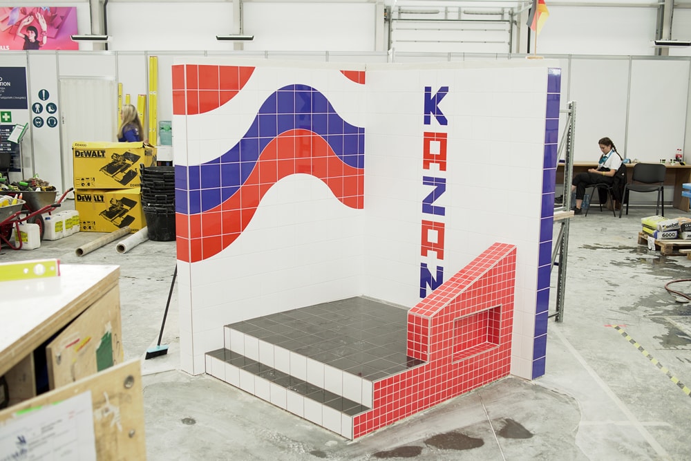 Millimetergenau gearbeitet - Das Werkstück von Janis Gentner bei den WorldSkills 2019 (Skill: Wall and Floor Tiling)