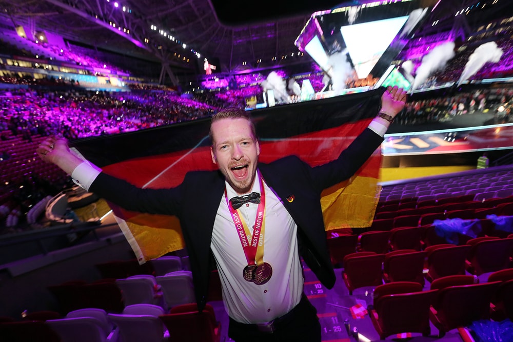 Stolzer Goldmedaillen-Gewinner - Fliesenleger Janis Gentner holt Gold bei den WorldSkills 2019 in Russland