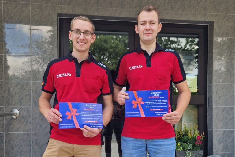Die zweitplatzierten Gewinner des diesjährigen PCIAlpencup Lukas Schmittlutz und Manuel Karg mit Gutscheinen der Firma KARL DAHM