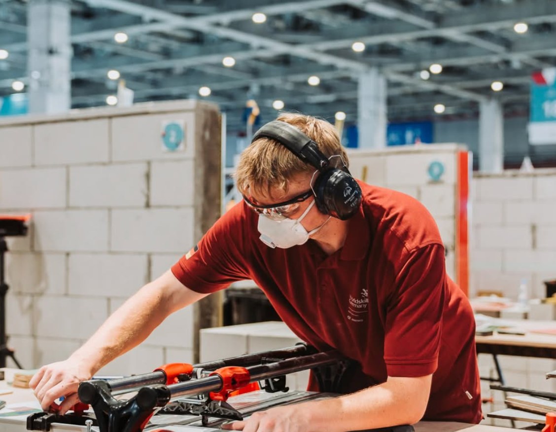 Fliesenleger Niko Schleicher beim Zuschnitt mit dem Fliesenschneider bei den WorldSkills 2026