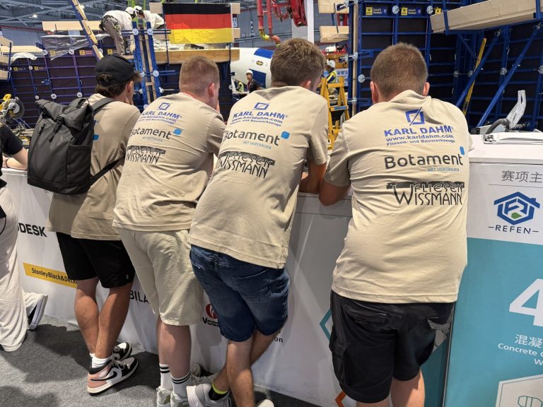 Die deutsche Fliesen-Nationalmannschaft im Karl Dahm Shirt verfolgt die WorldSkills 2026 in Shanghai
