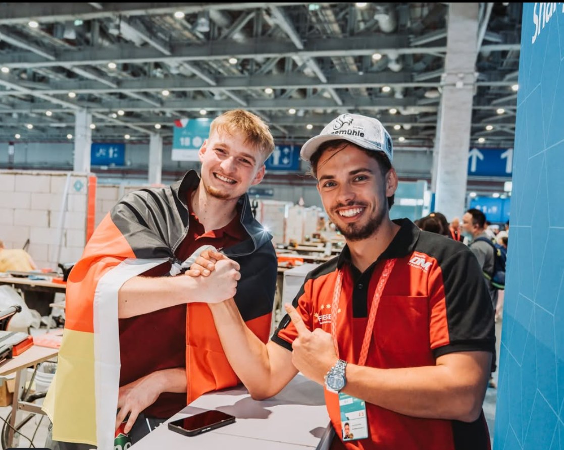 Fliesenleger Niko Schleicher mit Deutschlandfahne in der Wettbewerbshalle in Shanghai