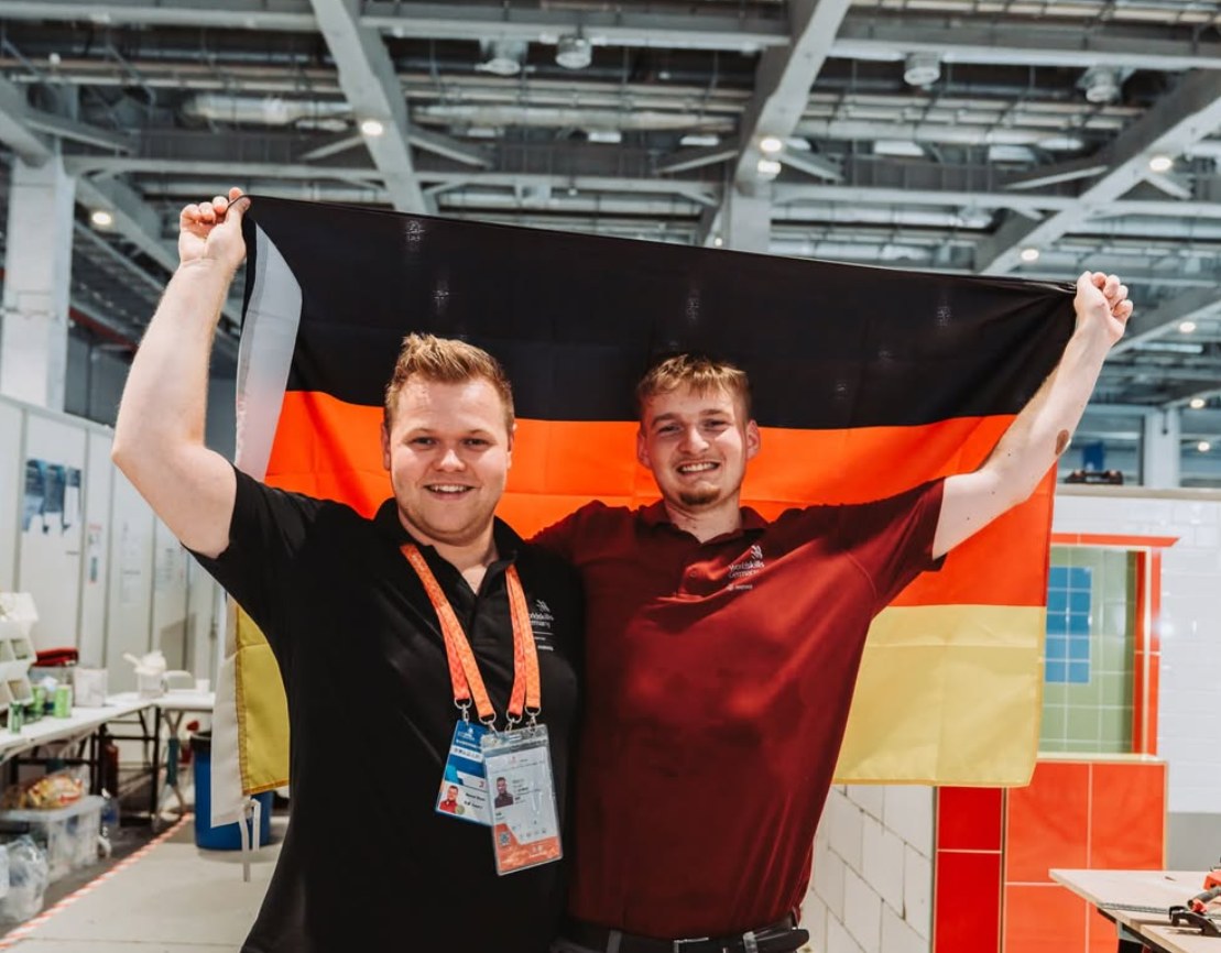 Niko Schleicher mit Deutschlandfahne