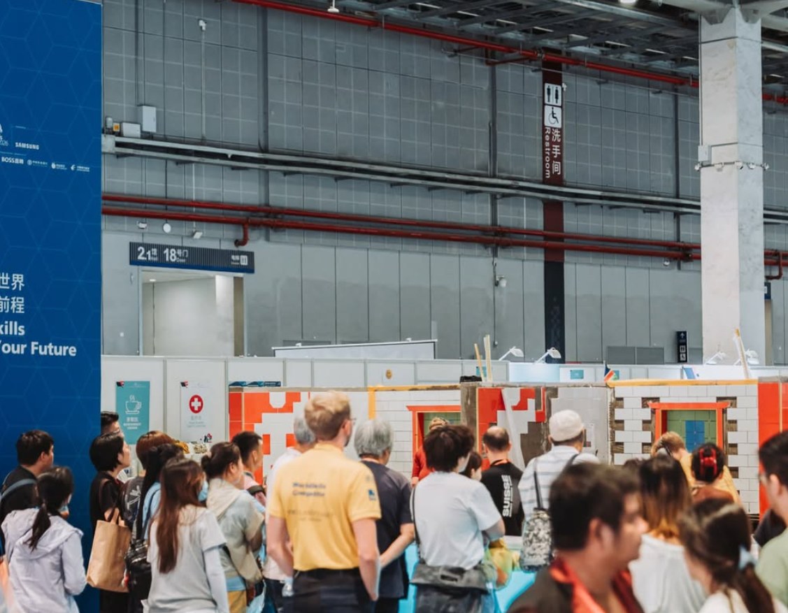Besucher am Wettbewerbsbereich der Fliesenleger bei den WorldSkills 2026 in Shanghai
